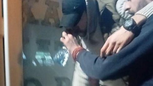 PIJAN KAO LETVA: Evo u kakvom stanju se napušta skup na kome se obeležavalo tri meseca od pogibije 15 ljudi (VIDEO) PIJAN KAO LETVA: Evo u kakvom stanju se napušta skup na kome se obeležavalo tri meseca od pogibije 15 ljudi (VIDEO)