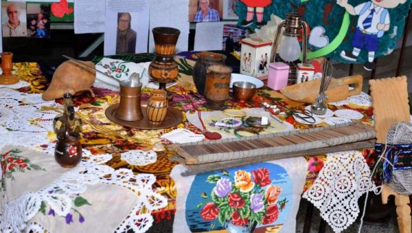 СТАРО ПОСУЂЕ, НАКИТ, УКРАСИ: Изложбе старих предмета у школама у Поповцу, Буљану и Стубици (ФОТО) СТАРО ПОСУЂЕ, НАКИТ, УКРАСИ: Изложбе старих предмета у школама у Поповцу, Буљану и Стубици (ФОТО)