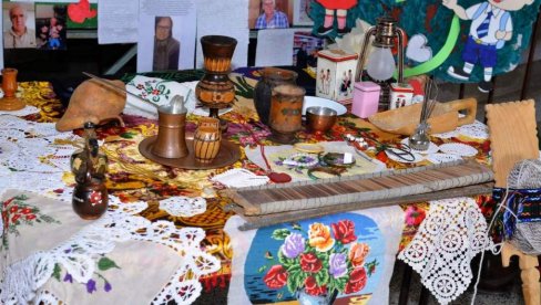 STARO POSUĐE, NAKIT, UKRASI: Izložbe starih predmeta u školama u Popovcu, Buljanu i Stubici (FOTO) STARO POSUĐE, NAKIT, UKRASI: Izložbe starih predmeta u školama u Popovcu, Buljanu i Stubici (FOTO)