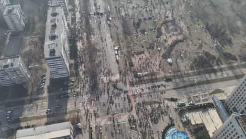 SNIMAK DRONOM IZ NOVOG SADA OKO 11 SATI: Nekolicina ljudi blokira Most slobode (FOTO) SNIMAK DRONOM IZ NOVOG SADA OKO 11 SATI: Nekolicina ljudi blokira Most slobode (FOTO)