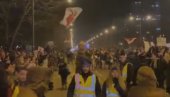 СПРДЊА СА ЖРТВАМА ТРАГЕДИЈЕ У НС, МАСКЕНБАЛ! Дарт Вејдер и диносаурус (ВИДЕО) СПРДЊА СА ЖРТВАМА ТРАГЕДИЈЕ У НС, МАСКЕНБАЛ! Дарт Вејдер и диносаурус (ВИДЕО)