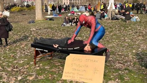 BIZARNO: Demonstrante u Novom Sadu masira Spajdrmen - da li se ovako žali za 15 žrtava BIZARNO: Demonstrante u Novom Sadu masira Spajdrmen - da li se ovako žali za 15 žrtava