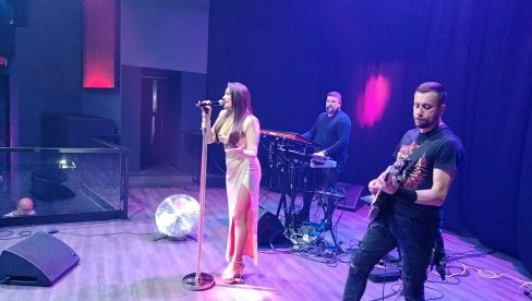 NISAM NI SANJALA, A OSTVARILO SE: Tamara Milutinović o hit pesmi, karijeri i porodici - Zahvalna sam (FOTO/VIDEO) NISAM NI SANJALA, A OSTVARILO SE: Tamara Milutinović o hit pesmi, karijeri i porodici - Zahvalna sam (FOTO/VIDEO)