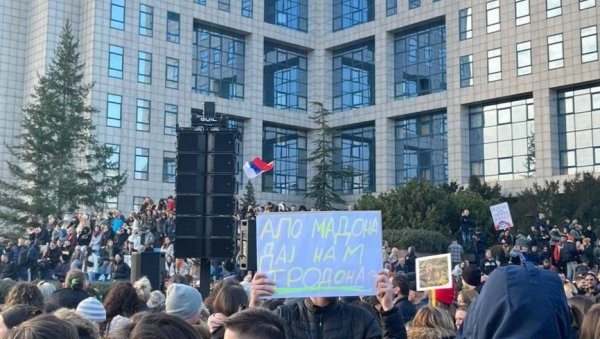 АЛО МАДОНА, ДАЈ НАМ ТРОДОНА: Ево какав транспарент носе окупљени на протесту у Новом Саду АЛО МАДОНА, ДАЈ НАМ ТРОДОНА: Ево какав транспарент носе окупљени на протесту у Новом Саду