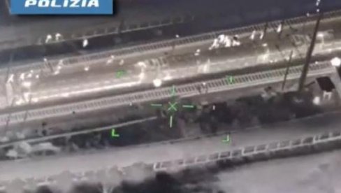 I BALKANCI ŠOKIRALI ITALIJU: Poznato sve više detalja jezivog napada na voz, stradala i policija (VIDEO) I BALKANCI ŠOKIRALI ITALIJU: Poznato sve više detalja jezivog napada na voz, stradala i policija (VIDEO)
