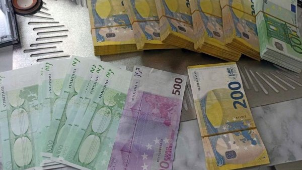 РАЗБИЈЕНА КРИМИНАЛНА ГРУПА: Пали фалсификатори новца у Србији, штанцовали евре у апоенима од 50, 100, 200 (ФОТО) РАЗБИЈЕНА КРИМИНАЛНА ГРУПА: Пали фалсификатори новца у Србији, штанцовали евре у апоенима од 50, 100, 200 (ФОТО)