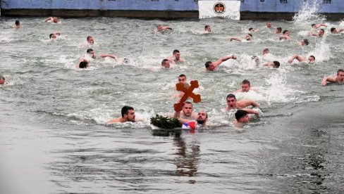 PRVI DO KRSTA MIHAJLO ADRIN: Na Štrandu u Somboru proslava u čast Bogojavljenja PRVI DO KRSTA MIHAJLO ADRIN: Na Štrandu u Somboru proslava u čast Bogojavljenja