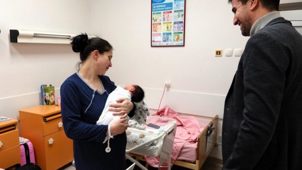 МАША ОБРАДОВАЛА СОМБОРЦЕ: Даривана прва беба у Сомбору МАША ОБРАДОВАЛА СОМБОРЦЕ: Даривана прва беба у Сомбору
