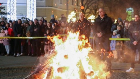BADNJAK U GRADSKOJ KUĆI:U Subotici proslavljen Badnji dan BADNJAK U GRADSKOJ KUĆI:U Subotici proslavljen Badnji dan