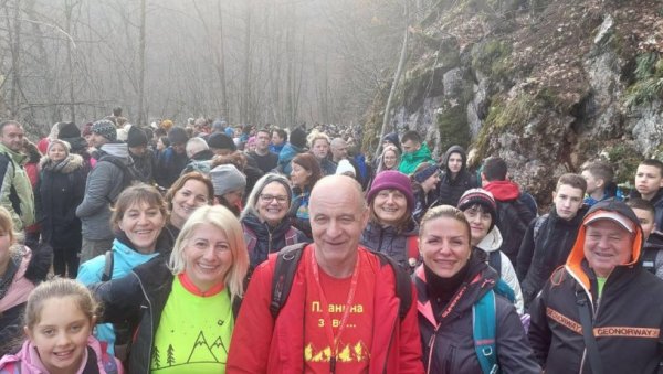 ЗРЕЊАНИНСКИ ПЛАНИНАРИ У ПОХОДУ НА ПЈЕНОВАЦ : Окупило се више од хиљаду планинара ЗРЕЊАНИНСКИ ПЛАНИНАРИ У ПОХОДУ НА ПЈЕНОВАЦ : Окупило се више од хиљаду планинара
