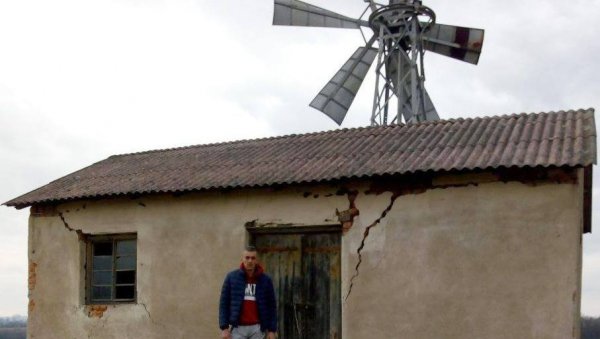 ВЕТРЕЊАЧА КАО ПУТОКАЗ: Необичан оријентир, једини у Колубарском округу, води до куће породице Дражић ВЕТРЕЊАЧА КАО ПУТОКАЗ: Необичан оријентир, једини у Колубарском округу, води до куће породице Дражић