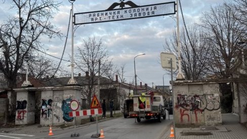 KRAGUJEVAČKA KOLONSKA KAPIJA POSTALA KULTURNO DOBRO: U toku rekonstrukcija ulaza u najstarije radničko naselje u Srbiji KRAGUJEVAČKA KOLONSKA KAPIJA POSTALA KULTURNO DOBRO: U toku rekonstrukcija ulaza u najstarije radničko naselje u Srbiji