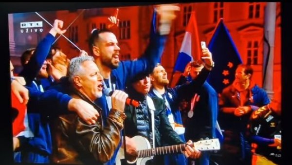 ОВО ЈЕ НОВА ХИМНА ХРВАТСКЕ! Томпсон, цео Загреб и рукометаши запевали посебну песму на дочеку (ВИДЕО) ОВО ЈЕ НОВА ХИМНА ХРВАТСКЕ! Томпсон, цео Загреб и рукометаши запевали посебну песму на дочеку (ВИДЕО)