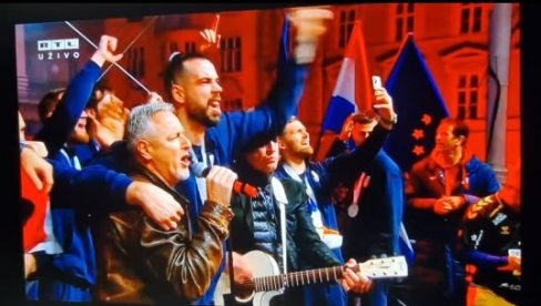 OVO JE NOVA HIMNA HRVATSKE! Tompson, ceo Zagreb i rukometaši zapevali posebnu pesmu na dočeku (VIDEO) OVO JE NOVA HIMNA HRVATSKE! Tompson, ceo Zagreb i rukometaši zapevali posebnu pesmu na dočeku (VIDEO)