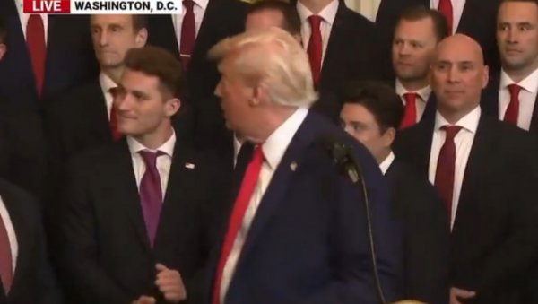 ГДЕ ЈЕ ТАЈ РУС? Доналд Трамп напустио говорницу да би га пронашао - и ово му поручио (ВИДЕО) ГДЕ ЈЕ ТАЈ РУС? Доналд Трамп напустио говорницу да би га пронашао - и ово му поручио (ВИДЕО)