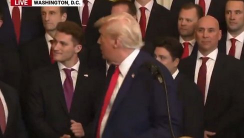 GDE JE TAJ RUS? Donald Tramp napustio govornicu da bi ga pronašao - i ovo mu poručio (VIDEO) GDE JE TAJ RUS? Donald Tramp napustio govornicu da bi ga pronašao - i ovo mu poručio (VIDEO)