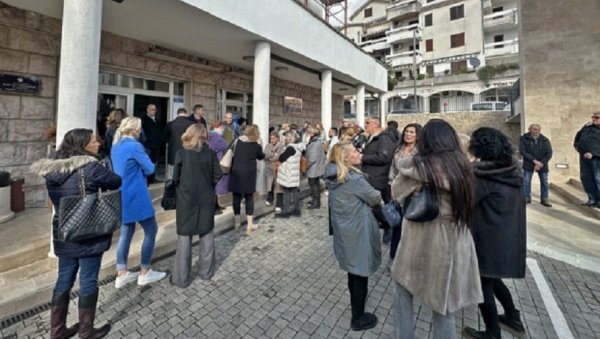 ПРОТЕСТ ЗБОГ РАДОВА У ЊЕГОШЕВОЈ: Привредници захтевају обештећење ПРОТЕСТ ЗБОГ РАДОВА У ЊЕГОШЕВОЈ: Привредници захтевају обештећење