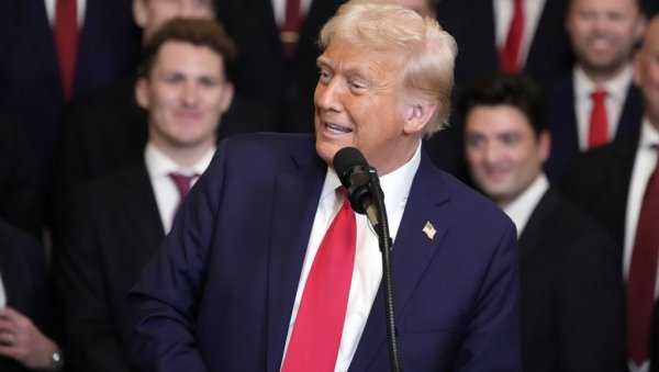 ТРАМП СТВОРИО ТУРИСТИЧКУ АТРАКЦИЈУ: Огроман број туриста похрлио на највеће острво на свету ТРАМП СТВОРИО ТУРИСТИЧКУ АТРАКЦИЈУ: Огроман број туриста похрлио на највеће острво на свету
