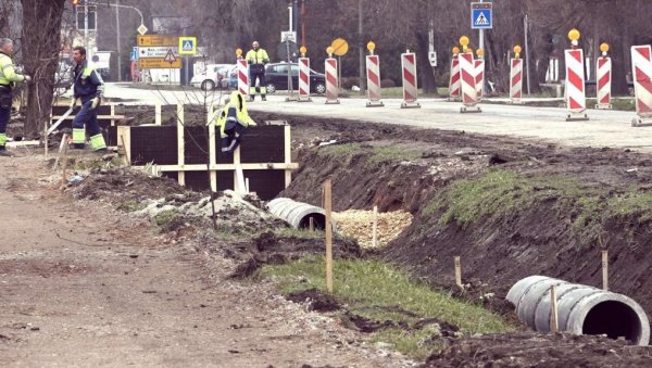 СВИМА БОЉЕ ОД ДРЖАВНОГ ПУТА: После три и по године, наставља се обнова трасе од Куле до Сомбора СВИМА БОЉЕ ОД ДРЖАВНОГ ПУТА: После три и по године, наставља се обнова трасе од Куле до Сомбора