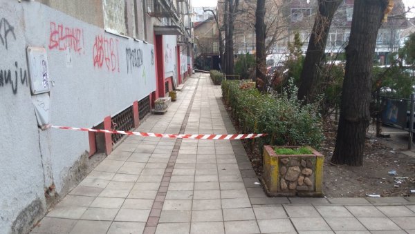 ОТПАЛИ ДЕЛОВИ КРОВА ЗГРАДЕ: Пожаревљани опрез - Због безбедности пролазника постављена заштитна трака у Табачкој чаршији ОТПАЛИ ДЕЛОВИ КРОВА ЗГРАДЕ: Пожаревљани опрез - Због безбедности пролазника постављена заштитна трака у Табачкој чаршији