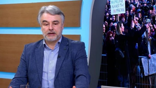 ПРОФЕСОРИ СЕ КРИЈУ ИЗА СТУДЕНАТА Глишић: Не ступају у штрајк како им се не би смањиле плате ПРОФЕСОРИ СЕ КРИЈУ ИЗА СТУДЕНАТА Глишић: Не ступају у штрајк како им се не би смањиле плате