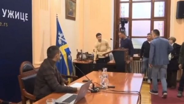 НАСИЉЕ ОПОЗИЦИЈЕ У УЖИЦУ: Напали радника техничке службе, па рекли да је сам пао! (ВИДЕО) НАСИЉЕ ОПОЗИЦИЈЕ У УЖИЦУ: Напали радника техничке службе, па рекли да је сам пао! (ВИДЕО)