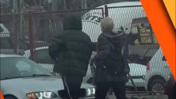 МИЛИЦА ТОДОРОВИЋ УСЛИКАНА СА БОГАТИМ ХРВАТОМ: Она се окретала, он се крио под капуљачом (ФОТО) МИЛИЦА ТОДОРОВИЋ УСЛИКАНА СА БОГАТИМ ХРВАТОМ: Она се окретала, он се крио под капуљачом (ФОТО)