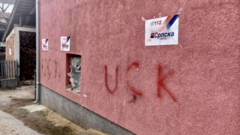 NAPADNUTA KUĆA U KOJOJ ŽIVI DETE KOJE JE KRSTIO VUČIĆ: Prešarani plakati Srpske liste i ispisani grafiti „UČK“ NAPADNUTA KUĆA U KOJOJ ŽIVI DETE KOJE JE KRSTIO VUČIĆ: Prešarani plakati Srpske liste i ispisani grafiti „UČK“