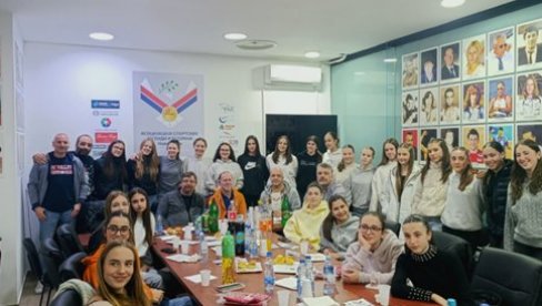OLIMPIJSKI ČAS ZA SVE GENERACIJE: Novosadska asocijacija sportskih legendi okuplja i veliki broj mladih OLIMPIJSKI ČAS ZA SVE GENERACIJE: Novosadska asocijacija sportskih legendi okuplja i veliki broj mladih
