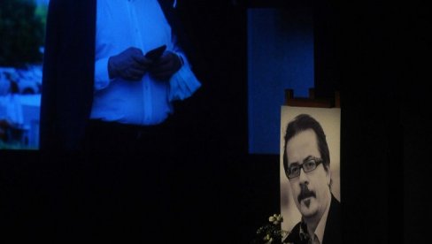 OTIŠAO JE VITEZ PERA I MALI PRINC: Na komemorativnom skupu od Igora bojovića (1969 - 2025) oprostili se prijatelji i kolege OTIŠAO JE VITEZ PERA I MALI PRINC: Na komemorativnom skupu od Igora bojovića (1969 - 2025) oprostili se prijatelji i kolege