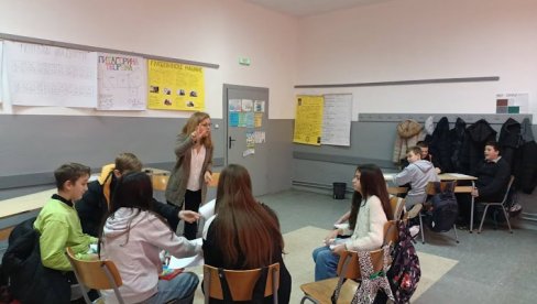 NESVAKIDAŠNJA RADIONICA ZA UČENIKE: U školi u Stubici o građanskom vaspitanju i obrazovanju NESVAKIDAŠNJA RADIONICA ZA UČENIKE: U školi u Stubici o građanskom vaspitanju i obrazovanju