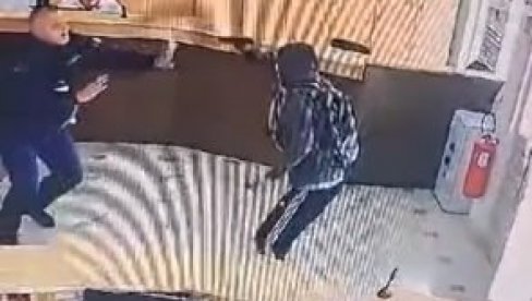 HEROJSKA REAKCIJA: Čuvar golim rukama krenuo na naoružanog pljačkaša, lopov odmah pobegao (VIDEO) HEROJSKA REAKCIJA: Čuvar golim rukama krenuo na naoružanog pljačkaša, lopov odmah pobegao (VIDEO)