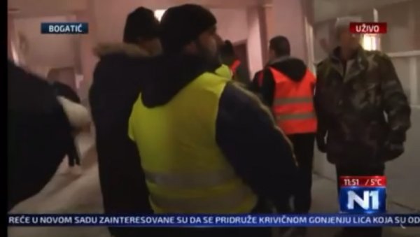 ОПОЗИЦИЈА ДИВЉА У БОГАТИЋУ: Упали у зграду општине и направили хаос - развалили врата (ФОТО/ВИДЕО) ОПОЗИЦИЈА ДИВЉА У БОГАТИЋУ: Упали у зграду општине и направили хаос - развалили врата (ФОТО/ВИДЕО)
