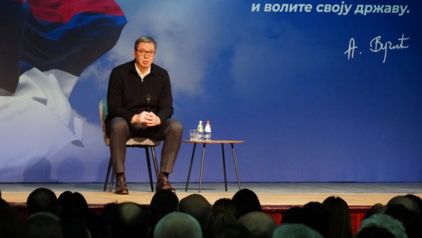 ЉУДИ ПОСТАЈУ ЉУТИ ЗБОГ БЛОКАДА Вучић са грађанима Чоке: Увек сам за разговор и дијалог ЉУДИ ПОСТАЈУ ЉУТИ ЗБОГ БЛОКАДА Вучић са грађанима Чоке: Увек сам за разговор и дијалог