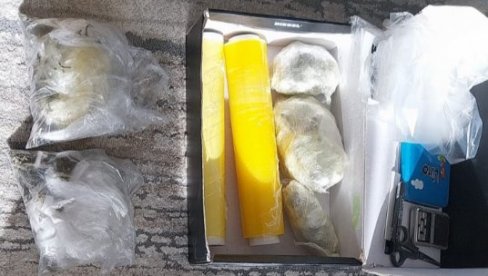 U PODGORICI UHAPŠENE TRI OSOBE: Pronađena marihuana, oružje, municija U PODGORICI UHAPŠENE TRI OSOBE: Pronađena marihuana, oružje, municija