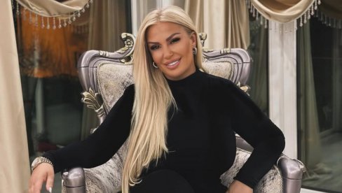 STIŽE PRAVA MAGIJA: Elma Sinanović o muzičkom putovanju koji govori više od reči (FOTO) STIŽE PRAVA MAGIJA: Elma Sinanović o muzičkom putovanju koji govori više od reči (FOTO)