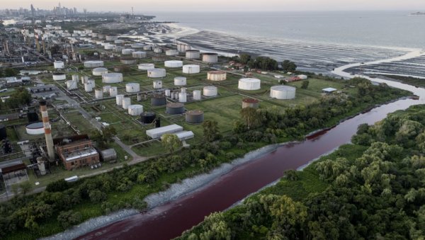 ЗБОГ ЧЕГА ЈЕ ПОЦРВЕНЕЛА РЕКА У АРГЕНТИНИ: Људи се боје најгорег (ФОТО/ВИДЕО) ЗБОГ ЧЕГА ЈЕ ПОЦРВЕНЕЛА РЕКА У АРГЕНТИНИ: Људи се боје најгорег (ФОТО/ВИДЕО)