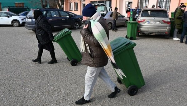 УКУПНО ПОДЕЛИЛИ ОКО 19.000 КАНТИ: Још три вршачка села добила донацију за одлагање смећа УКУПНО ПОДЕЛИЛИ ОКО 19.000 КАНТИ: Још три вршачка села добила донацију за одлагање смећа