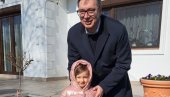 МОЈА НАЈЛЕПША СЛИКА ДАНАС Вучић: Овом предивном анђелу, Маши, ни кошава ништа не може МОЈА НАЈЛЕПША СЛИКА ДАНАС Вучић: Овом предивном анђелу, Маши, ни кошава ништа не може