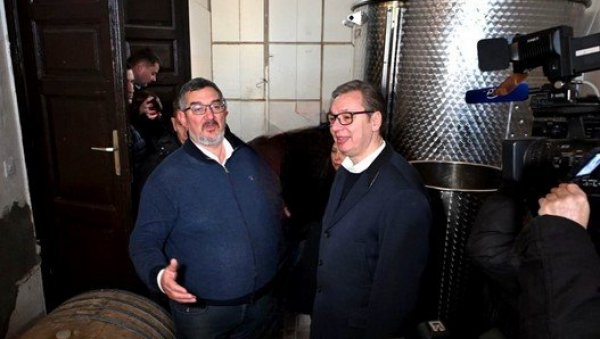 ВУЧИЋ У ОБИЛАСКУ ВИНАРИЈЕ „РАДЛОВИЋ“ У Мокрину: Мала винарија, имате један од најбољих кабернеа и велики број награда ВУЧИЋ У ОБИЛАСКУ ВИНАРИЈЕ „РАДЛОВИЋ“ У Мокрину: Мала винарија, имате један од најбољих кабернеа и велики број награда