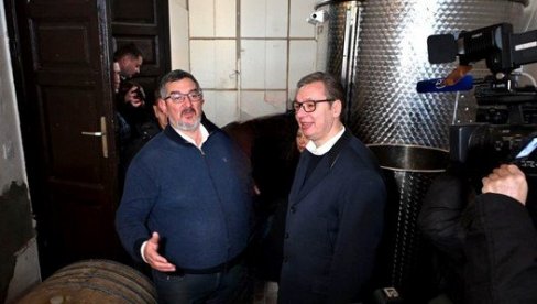 VUČIĆ U OBILASKU VINARIJE „RADLOVIĆ“ U Mokrinu: Mala vinarija, imate jedan od najboljih kabernea i veliki broj nagrada VUČIĆ U OBILASKU VINARIJE „RADLOVIĆ“ U Mokrinu: Mala vinarija, imate jedan od najboljih kabernea i veliki broj nagrada