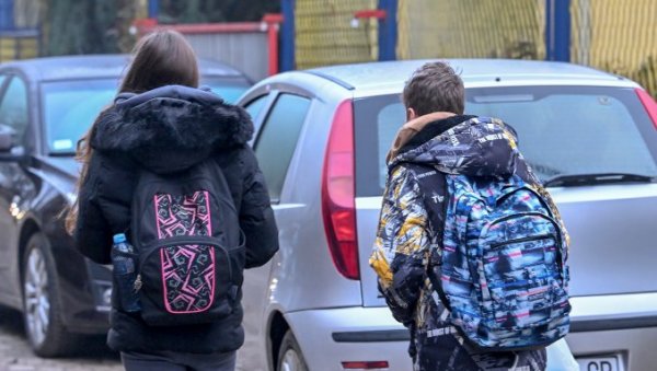 РОДИТЕЉИ ЂАКА ТРАЖЕ ЗАШТИТУ ЗБОГ НЕЗАКОНИТИХ ОБУСТАВА РАДА ШКОЛА: Поднете прве жалбе Уставном суду због РОДИТЕЉИ ЂАКА ТРАЖЕ ЗАШТИТУ ЗБОГ НЕЗАКОНИТИХ ОБУСТАВА РАДА ШКОЛА: Поднете прве жалбе Уставном суду због