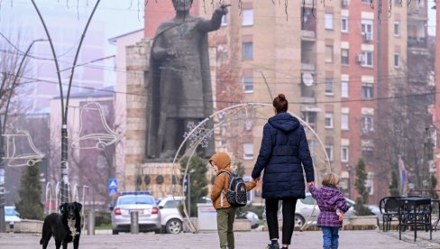 PSOVALI SRBE UZ DVOGLAVE ORLOVE: Grupa mladih albanaca htela da izazove sukob u mitrovici PSOVALI SRBE UZ DVOGLAVE ORLOVE: Grupa mladih albanaca htela da izazove sukob u mitrovici