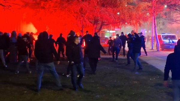 РАТ ГРОБАРА И ДЕЛИЈА ПОД ТРЕБЈЕСОМ: Летеле дрвене притке, полиција бацила сузавац РАТ ГРОБАРА И ДЕЛИЈА ПОД ТРЕБЈЕСОМ: Летеле дрвене притке, полиција бацила сузавац