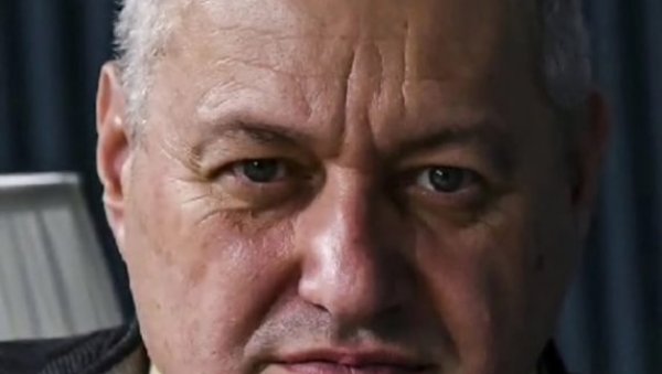 ДА ЛИ МОЖЕ ЗА ПЉЕСКАВИЦЕ: Бизаран однос Миливојевића према псима! (ФОТО/ВИДЕО) ДА ЛИ МОЖЕ ЗА ПЉЕСКАВИЦЕ: Бизаран однос Миливојевића према псима! (ФОТО/ВИДЕО)