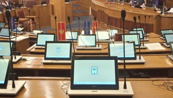 СРАМОТА: Црногорска скупштина одбила српску тробојку