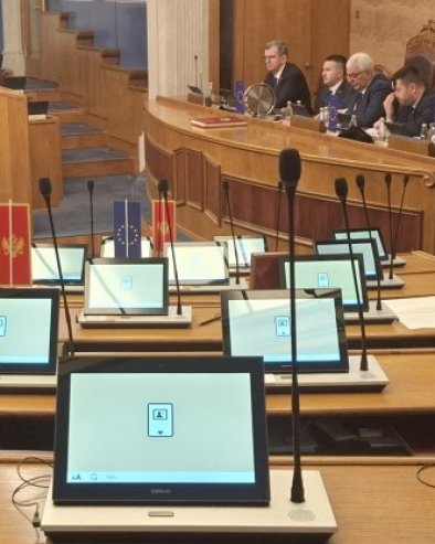 СРАМОТА: Црногорска скупштина одбила српску тробојку