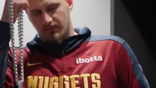 ПАНИКА У ДЕНВЕРУ! Никола Јокић дигао озбиљну фрку због једне ствари (ВИДЕО) ПАНИКА У ДЕНВЕРУ! Никола Јокић дигао озбиљну фрку због једне ствари (ВИДЕО)