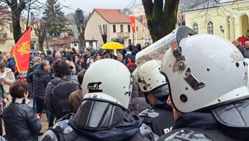 CRNE TROJKE U PARLAMENTU: Skupštini Crne Gore upućen zahtev o otvaranju istrage u slučajevima političkih ubistava CRNE TROJKE U PARLAMENTU: Skupštini Crne Gore upućen zahtev o otvaranju istrage u slučajevima političkih ubistava
