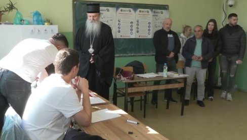 MITROPOLIT RAŠKO-PRIZRENSKI TEODOSIJE GLASAO JE DANAS NA IZBORIMA: On je glasao u osnovnoj školi “Kralj Milutin” u Gračanici (VIDEO) MITROPOLIT RAŠKO-PRIZRENSKI TEODOSIJE GLASAO JE DANAS NA IZBORIMA: On je glasao u osnovnoj školi “Kralj Milutin” u Gračanici (VIDEO)